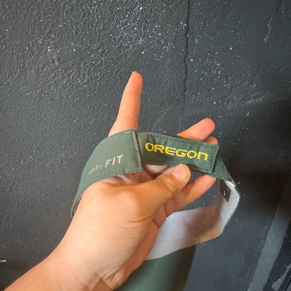 Nike Oregon Ducks Green Visor with Yellow Oregon Logo - Picture 2 of 4